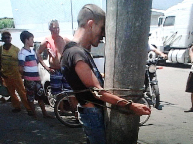 Suspeito de ter assaltado uma lanchonete  preso a poste em Itaja (SC)
