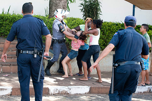 Policiais e estudantes em confronto em frente à escola estadual Capitão Virgílio Garcia, em São Simão
