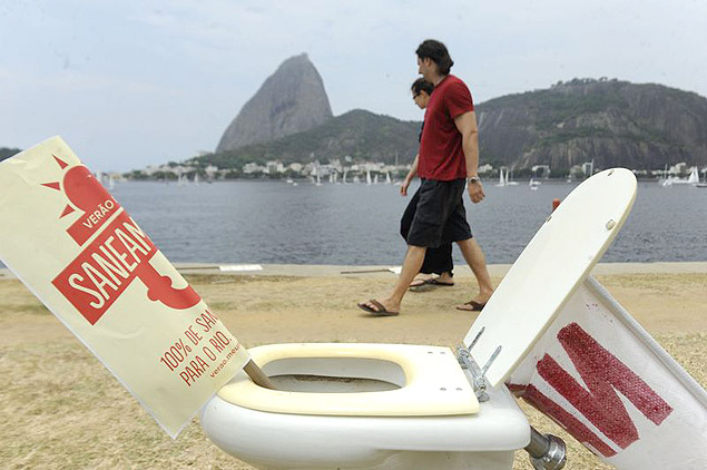 Donos de barcos espalharam vasos sanitrios pela praia de Botafogo em protesto pela limpeza da Baa de Guanabara 