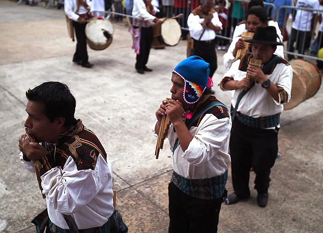 Bolivianos na festa Alasitas ocorrida no Memorial da Amrica Latina;