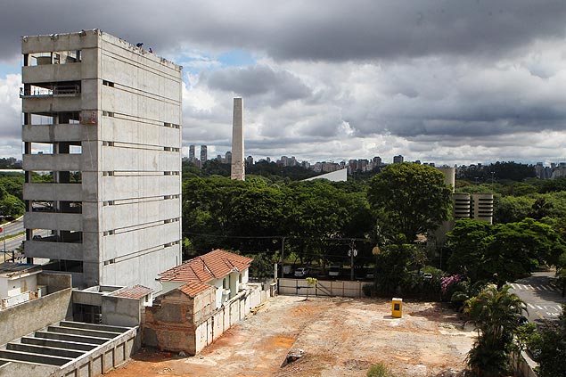 Construo de prdio na regio do Ibirapuera que causou polmica; moradores reclamam que obra vai atrapalhar vista do Obelisco