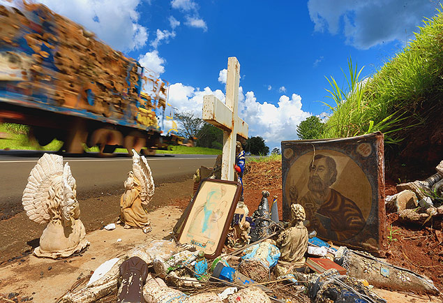 Imagens sacras no km 46 da rodovia Altino Arantes, onde houve acidentes com mortes