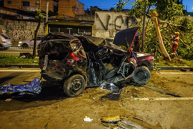 Carro destrudo aps acidente na avenida dos Bandeirantes, zona sul