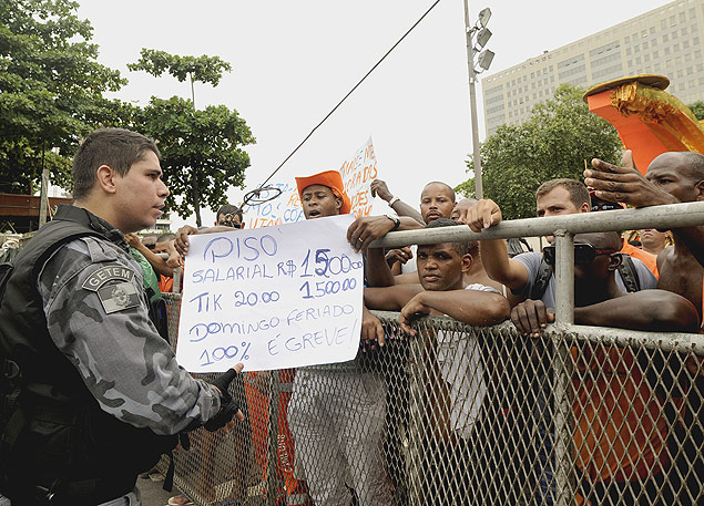 Garis protestaram e entraram em confronto com a polcia prximo ao sambdromo Rio neste sbado