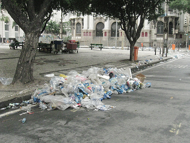 A Cinelndia, no centro do Rio, foi um dos locais que amanheceu repletas de lixo aps desfile de blocos