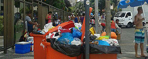 Sérgio Rangel/Folhapress Carnival Crowds Jostle for Space with Garbage in Rio