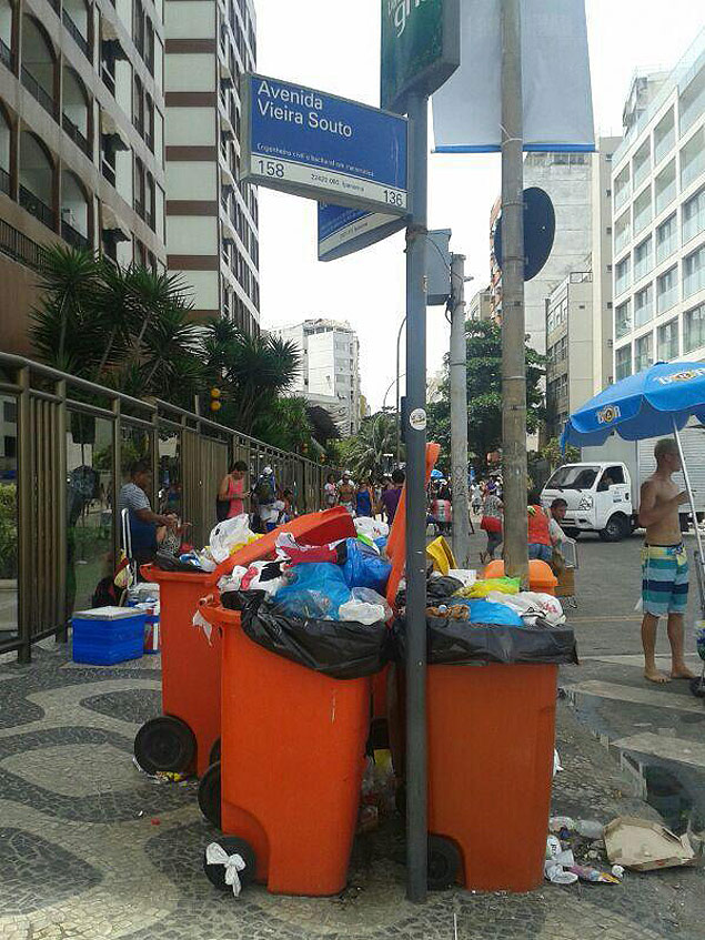 Lixo ainda fica acumulado na avenida Vieira Souto, na praia de Ipanema; garis protestam e chamam colegas a aderirem  paralisao