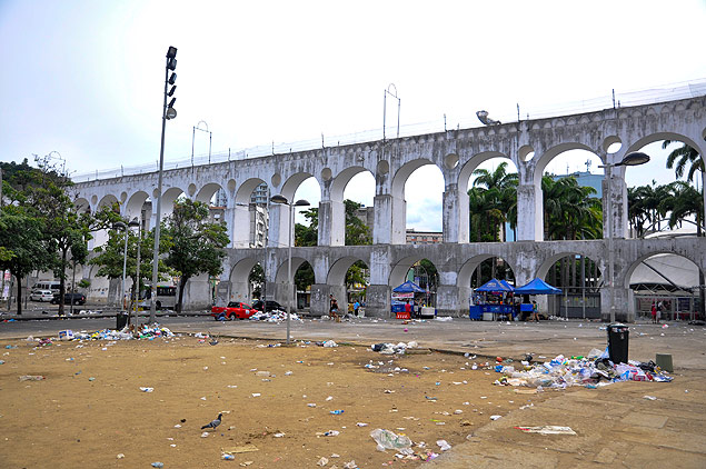 Com a greve dos garis, lixo fica espalhados por diversas regies do Rio; imagem mostra a Lapa