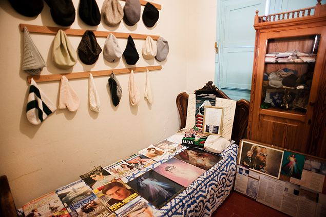 Exposio de boinas e objetos usados por Chico Xavier no museu montado na casa em Uberaba (MG)