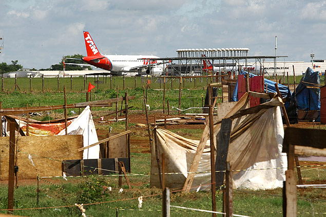 Barracos construdos em terreno ocupado nos arredores do aeroporto Leite Lopes, em Ribeiro