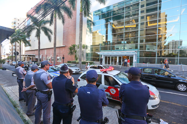 Policiais militares e guardas civis em frente ao shopping Santa rsula, em Ribeiro, para evitar 'rolezinho