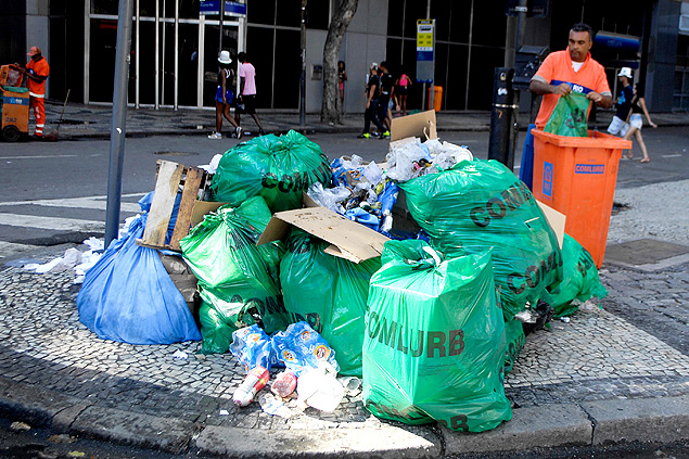 Garis realizam limpeza da avenida Rio Branco, no Rio de Janeiro, aps passagem do Monobloco neste domingo (9)