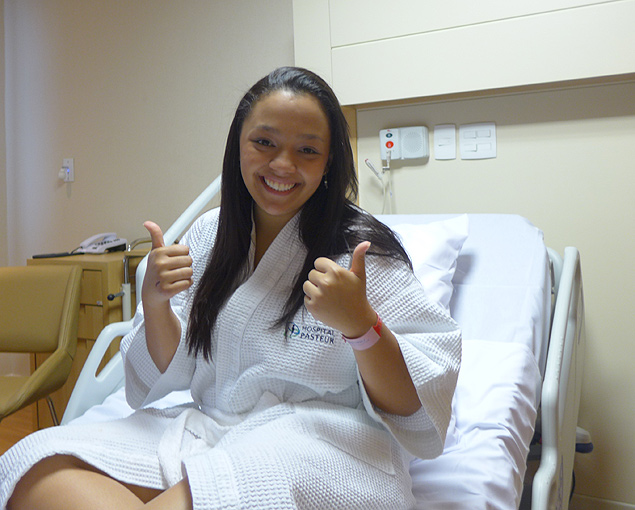 Marina Borges, 22, que caiu da ponte Rio-Niteri; ela deve ter alta ainda esta semana, diz hospital 