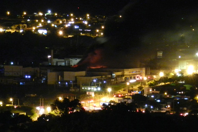 Incndio de grande proporo atinge depsito de unidade da Sadia em Toledo (552 km de Curitiba)