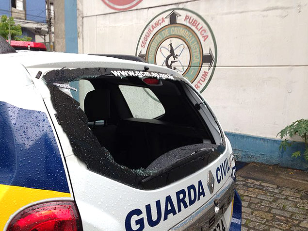 Carro da GCM  apedrejado na cracolndia, na regio central de So Paulo, aps priso de duas mulheres