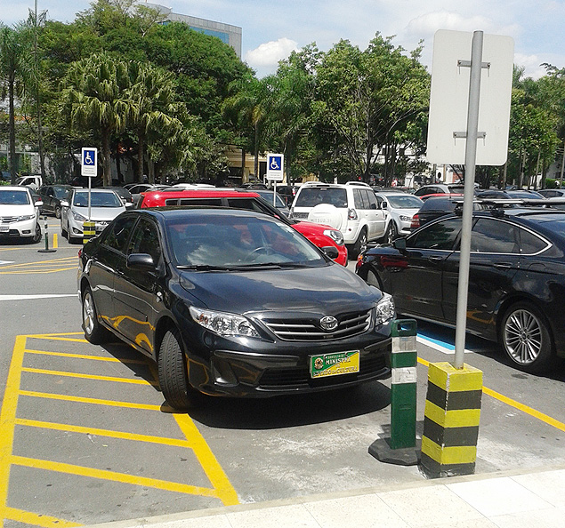 Leitor flagra carro oficial usado pela ministra Martha Suplicy estacionado em vaga para deficientes 