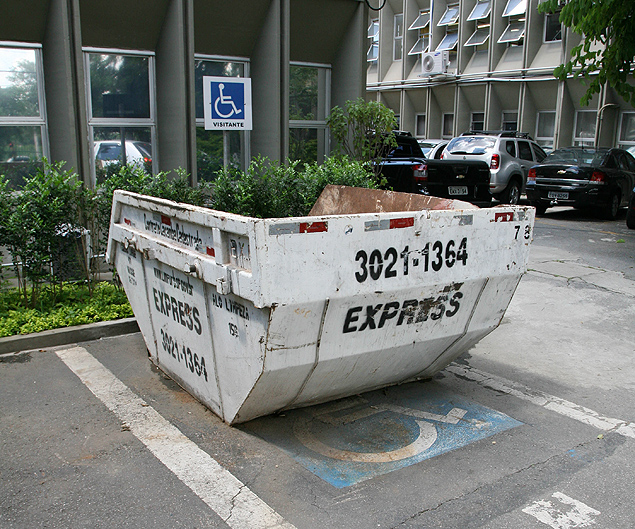 Uma caamba foi colocada na vaga de deficiente do estacionamento da CET na sede da empresa, na rua Sumidouro (zona oeste)