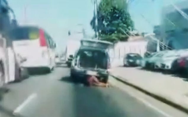 Carro da PM arrasta mulher que foi vítima de bala perdida; policiais foram presos
