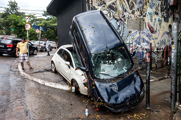 SAO PAULO - SP- 18.03.2014 - Carro de Sueli (Uno Azul) estava estacionado na rua Aspicuelta e foi parar na rua Harmania apos forte chuva que caiu em Sao Paulo no inicio da tarde de hoje. (Foto: Danilo Verpa/Folhapress, COTIDIANO) *** CONTATO DA SUELI QUE E PRIMA DO TELHADA 96464 5115 E 43018848***