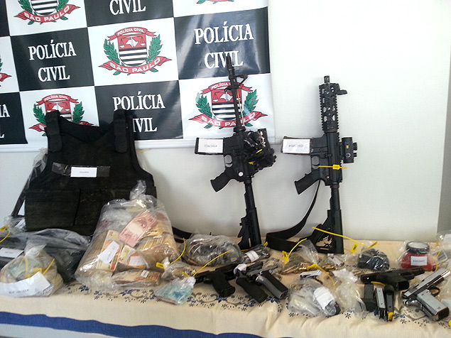 Armas apreendidas com suspeitos de roubo a shopping de Caraguatatuba, no litoral de SP