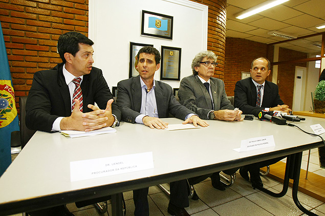 Procurador Uendel Ugatti ( esquerda) e o delegado Paulo Vibrio Junior (segundo  esquerda)