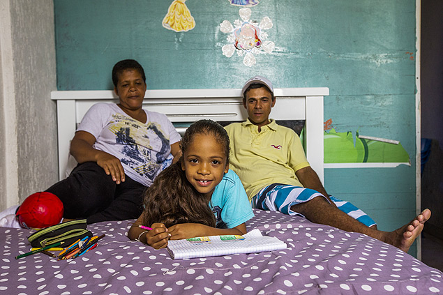 Sara e Jailton Silva, com o filho Jo�o Vitor, 7, numa quitinete alugada no centro