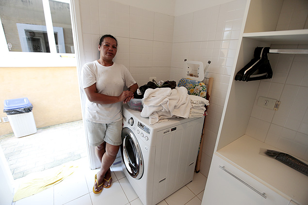 Rosenilda Lima, 34, na lavanderia da casa do patro