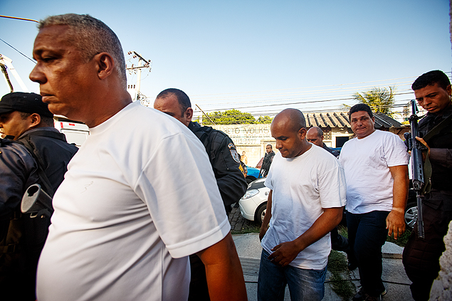 PMs presos (de camisetas brancas) chegam para prestar depoimento na delegacia