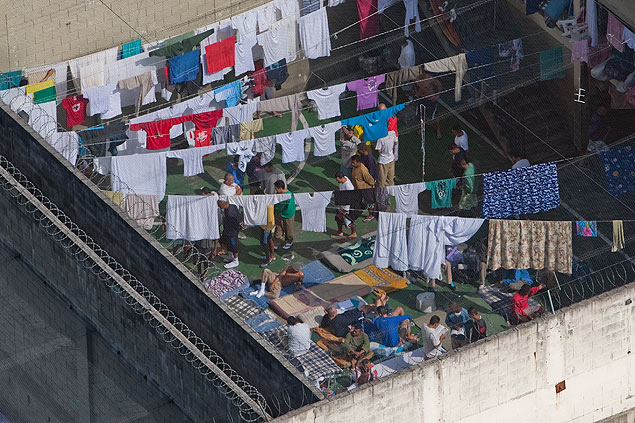 Detentos tomam banho de sol no Centro de Deteno Provisria de Pinheiros, zona oeste