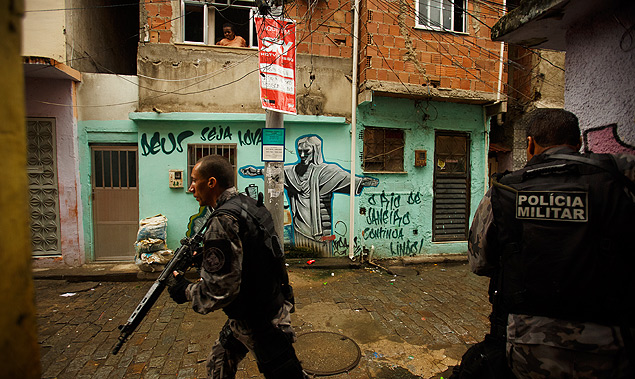Policiais durante operao no Complexo da Mar, na zona norte do Rio