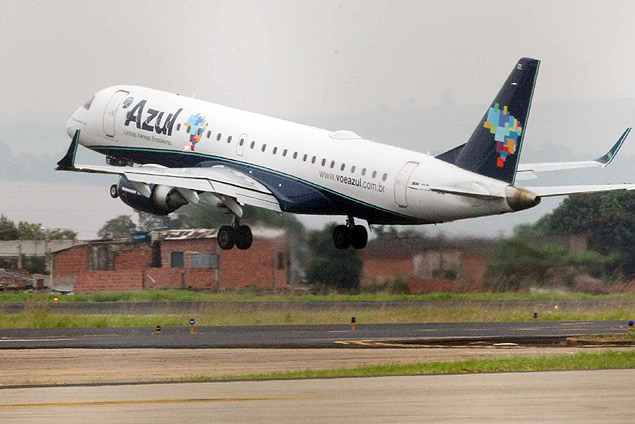 Avião da companhia aérea Azul decola da pista do aeroporto Leite Lopes, em Ribeirão Preto