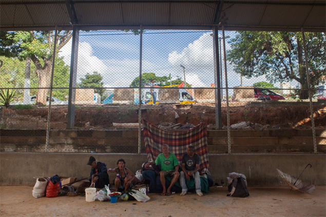 Moradores de rua em quadra de escola municipal no Campo Limpo, zona sul de So Paulo