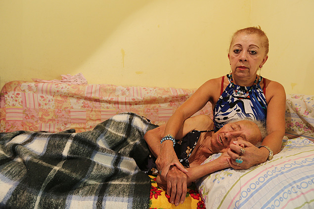 Maria das Dores Alexandre com a me, Rita, 87; idosa esperou por 6h em hospital e acabou atendida no cho 