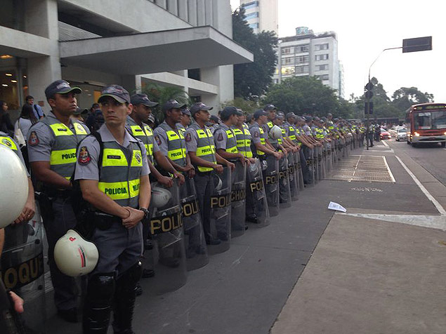 Policiais observam concentrao de manifestantes na avenida Paulista