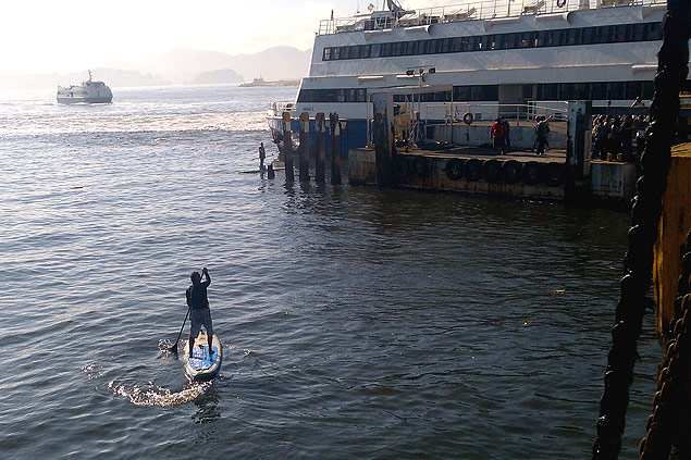 Barca atrasa circulao ao cruzar com homens de stand-up paddle na baa de Guanabara 
