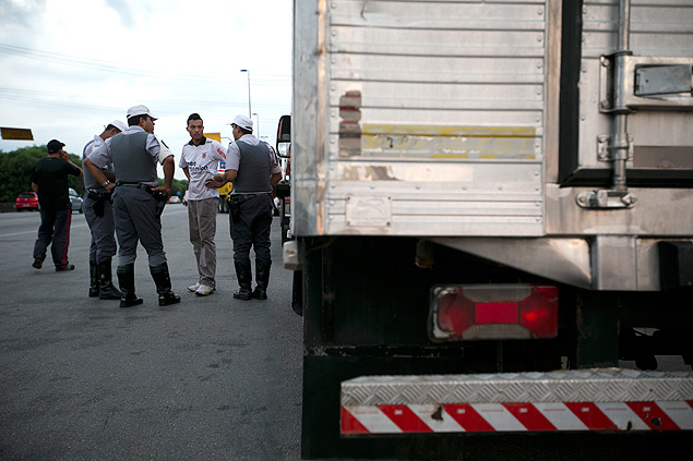Polícia Militar multa caminhão que andava sem placas na marginal