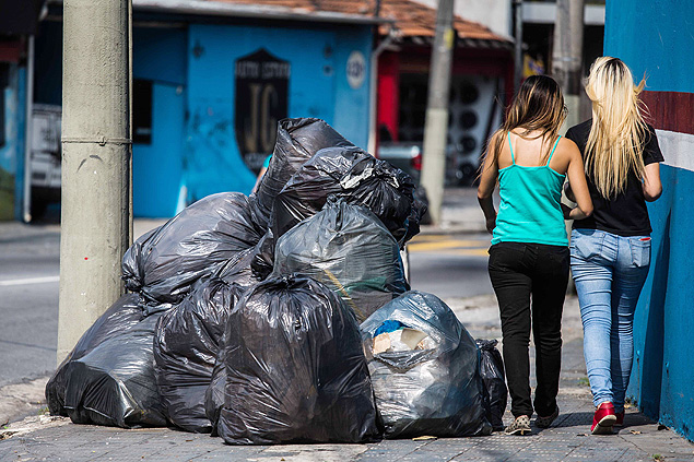 Lixo acumulado em rua de So Caetano do Sul; garis de seis cidades do ABC esto em greve