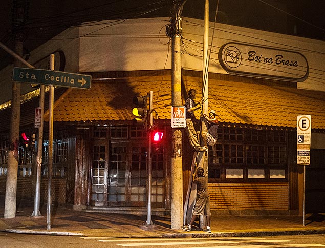 SAO PAULO, SP, BRASIL, 03-04-2014: Flagrante de roubo de fios durante a madrugada no centro de São Paulo. 3 pessoas roubam fios na rua Marques de Itu esquina com rua Bento Freitas, no centro de São Paulo. (Foto: Avener Prado/Folhapress, COTIDIANO) ***CORRECAO LEGENDA***EXCLUSIVO FOLHA**NAO UTILIZAR SEM AUTORIZACAO DA FOTOGRAFIA FSP***