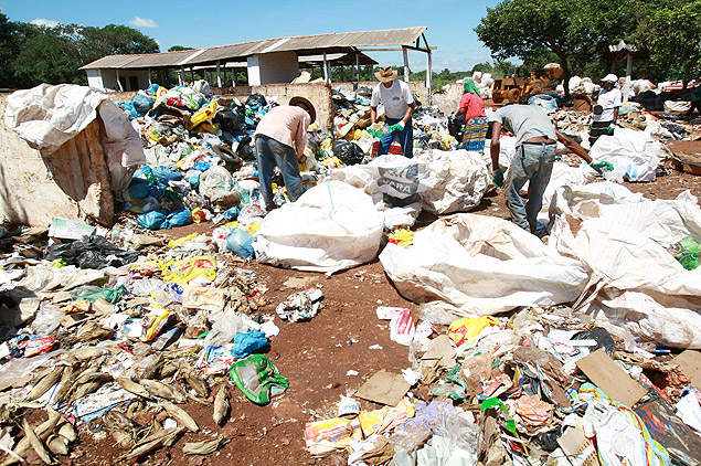 Aterro de Serra Azul, onde o lixo passou a ser coberto aps acordo com o Ministrio Pblico