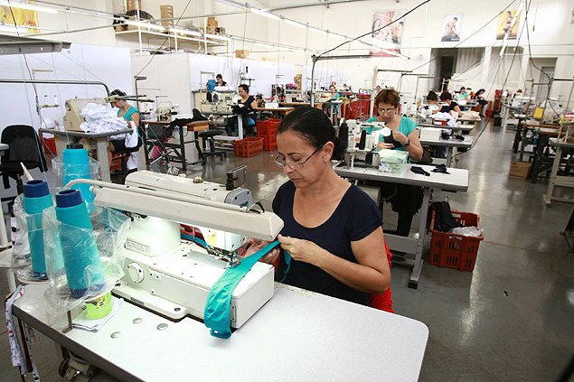 Costureiras em linha de produo de empresa que fabrica lingerie, em Franca