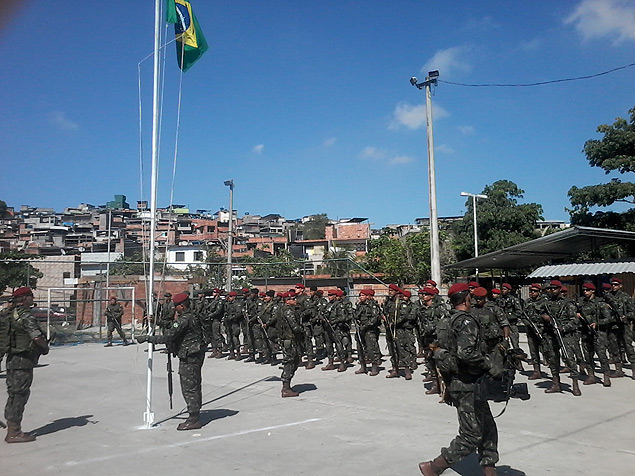 Militares realizaram hasteamento da bandeira nacional no Complexo da Mar, no Rio, neste domingo