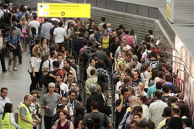 Fila de embarque em Cumbica, Guarulhos; aeroportos podem ser afetados por paralisao desta sexta