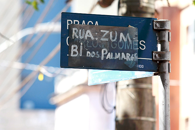 Cartaz cobre placa de sinalizao da rua Visconde de Inhama com o dizer Zumbi dos Palmares