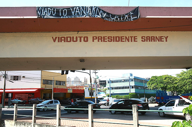 Faixa colocada no viaduto Presidente Jos Sarney, 'rebatizado' de Vanderley Caixe, em Ribeiro