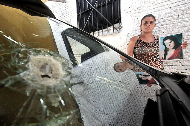 Charlene Gomes, 32, com uma foto e o carro da irm Antonia Nunes, 25, que estava grvida e foi morta com um tiro durante um assalto em Fortaleza, no dia 5 