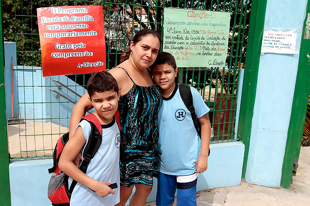 Patrcia Silva e os filhos, alunos da escola Jos Hermenegildo Leoni, que ficou sem gua