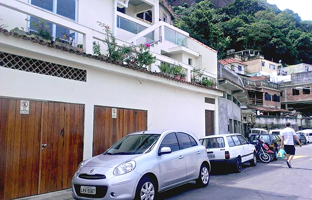 Casa luxuosa ao lado de moradias simples na favela do Vidigal, que sofre processo de "gentrificação"