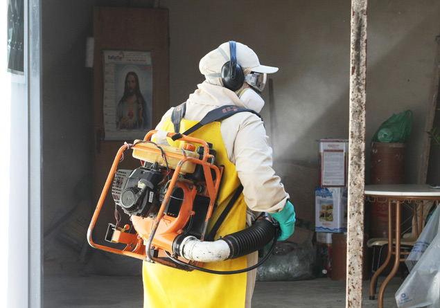 Agente do Controle de Vetores faz nebulizao no bairro Presidente Dutra, em Ribeiro Preto