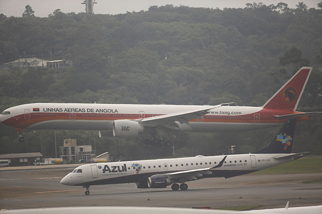Aeronaves no aeroporto de Cumbica, em Guarulhos; teste de decolagem ser feito antes da Copa