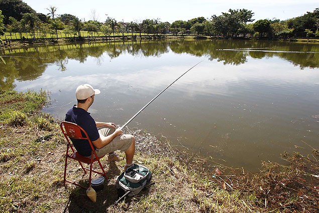 O montador Anderson Rodrigo de Souza, 31, pratica a pescaria na lagoa do parque Tom Jobim 